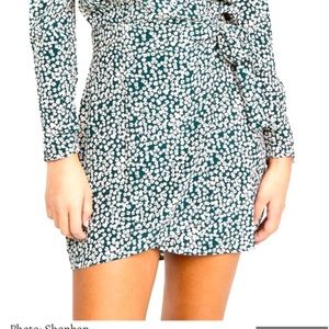 Lightweight, non stretch crepe floral print crossover v-neck. Size 10, Kinsley.